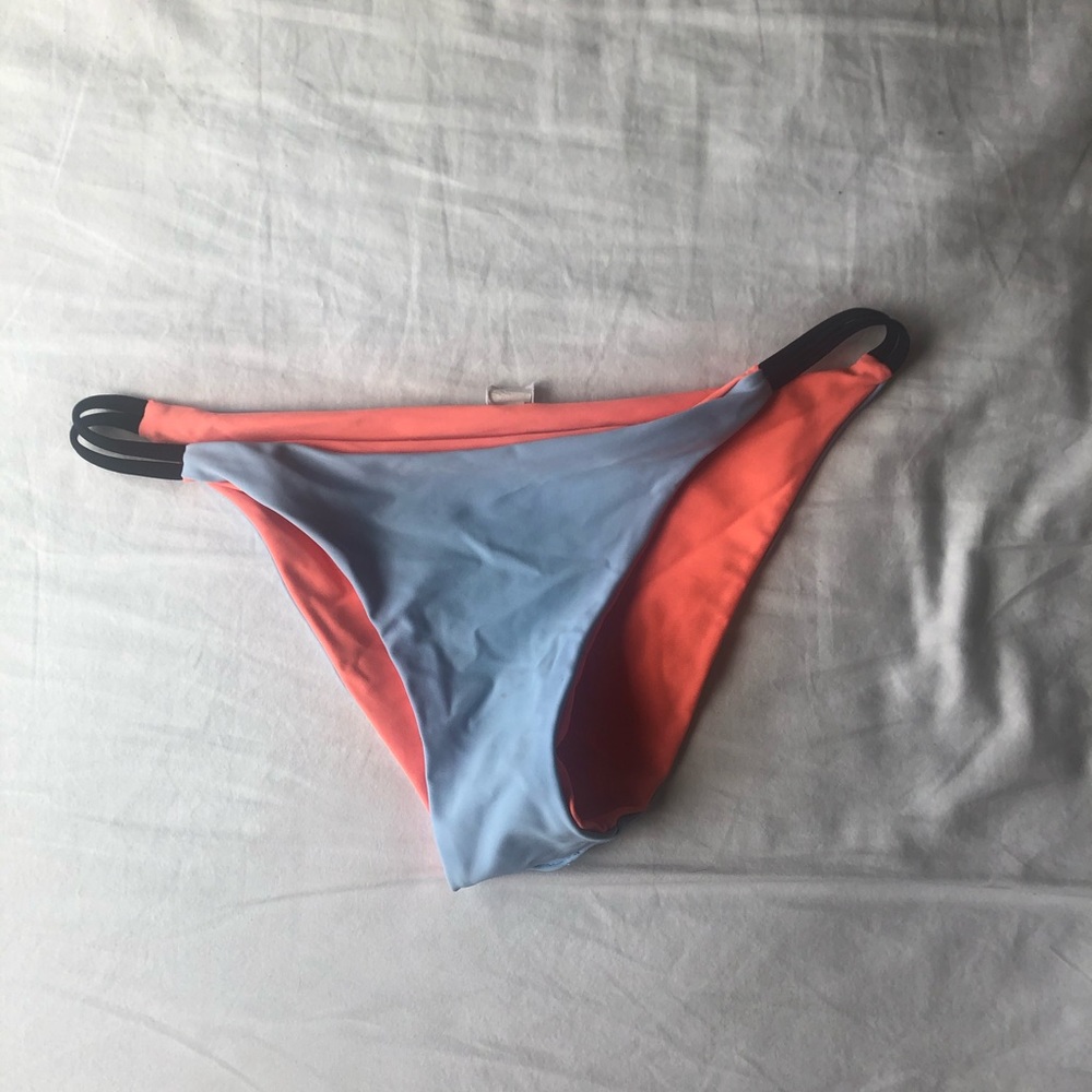 Reverse-able bikini bottoms